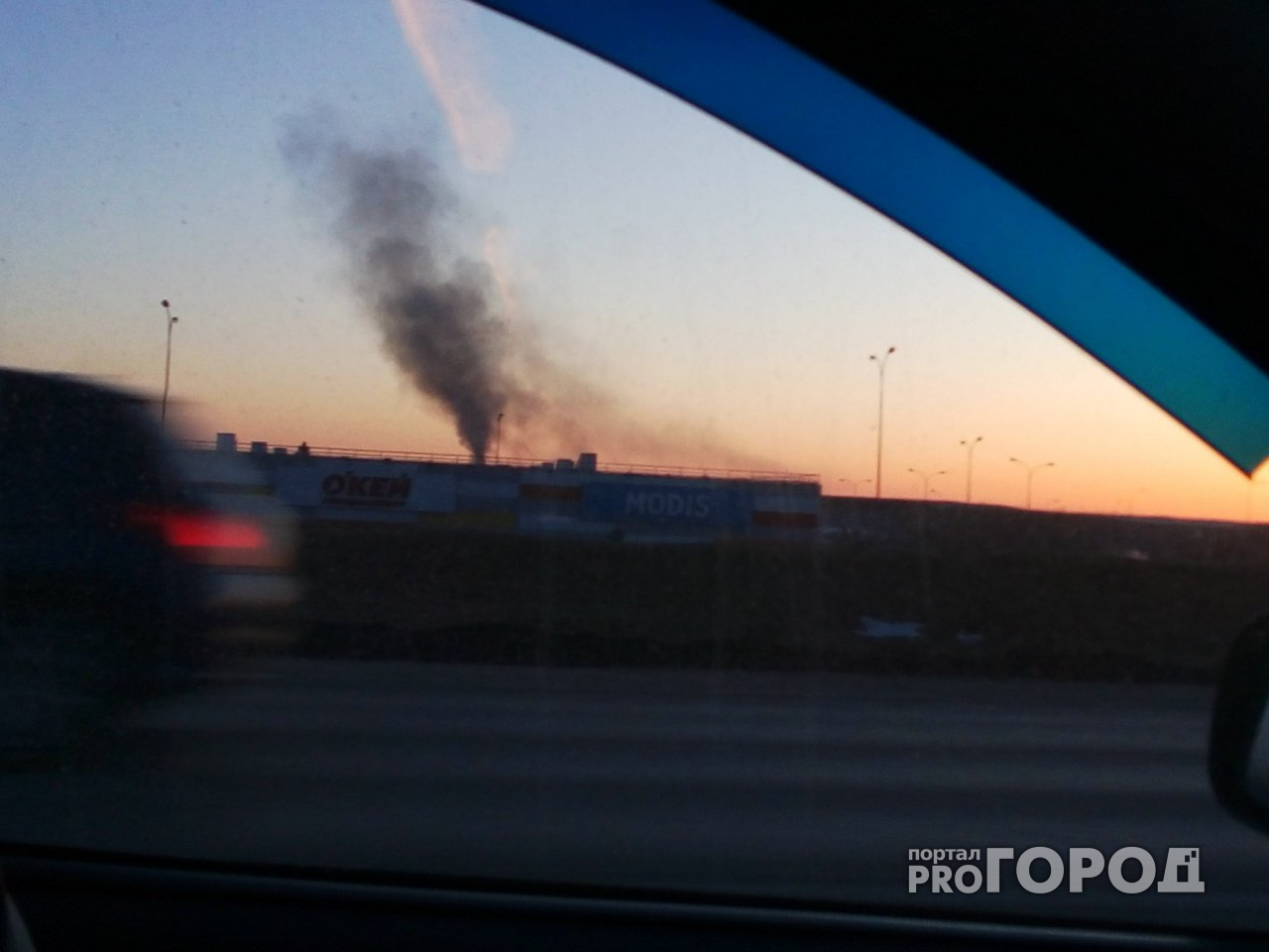 Сыктывкарцы сняли клубы черного дыма над торговым центром (фото)