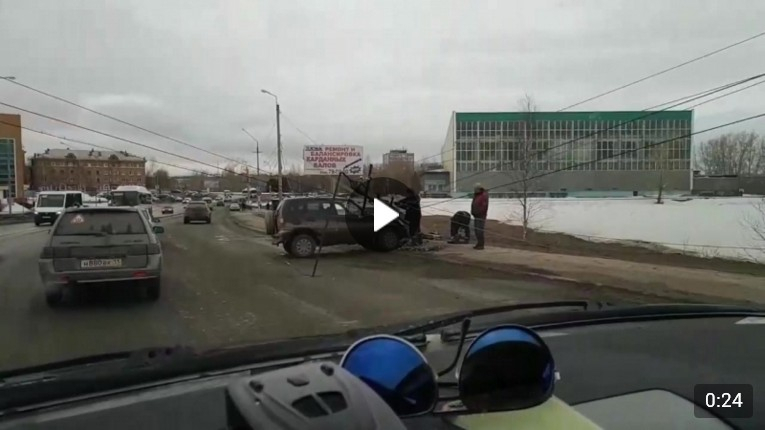 В Коми водитель «Шевроле» ушел от одной аварии, но попал в другую (видео)