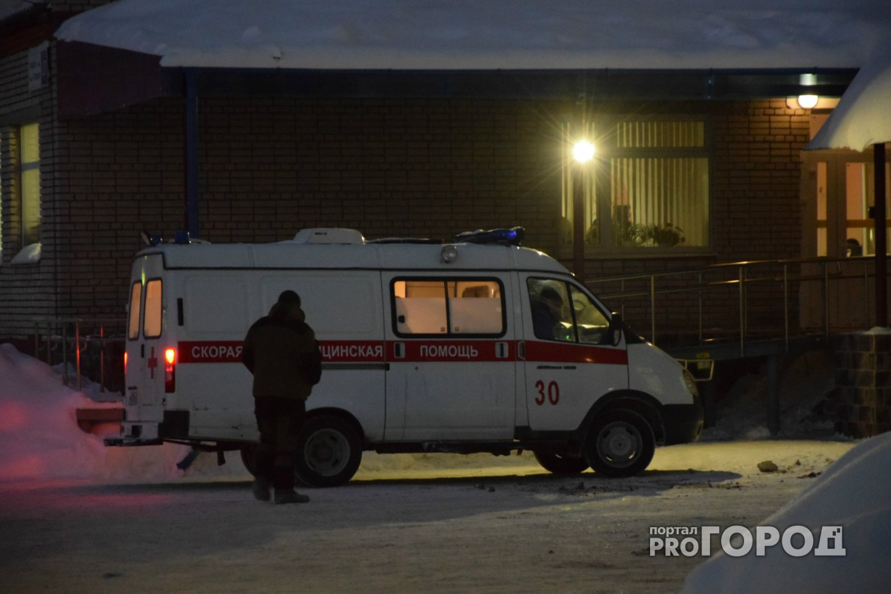 В центре Сыктывкара в грязи намертво застряла машина скорой помощи