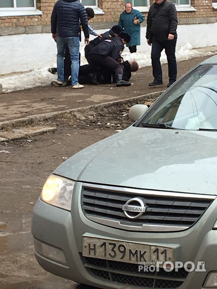 В центре Сыктывкара мужчина лежал на земле и кричал, чтобы его убили (фото)