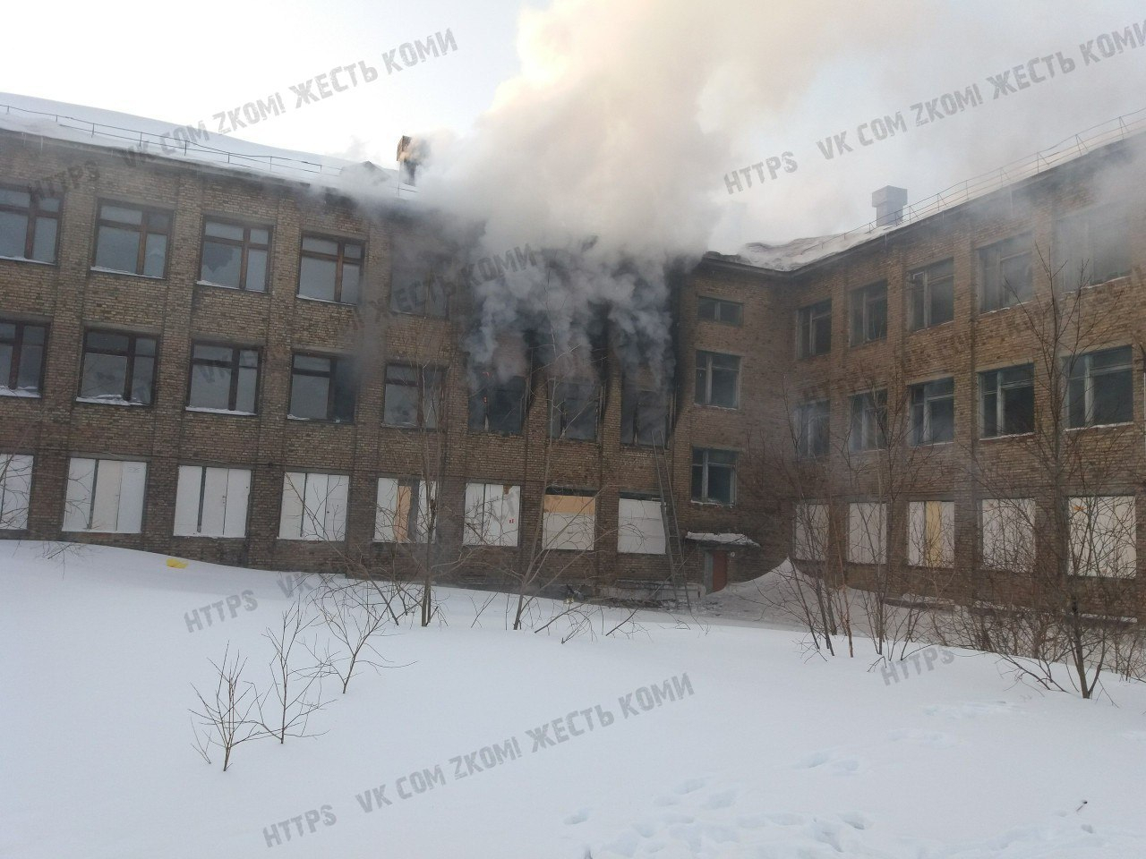 В Коми загорелась школа (фото)