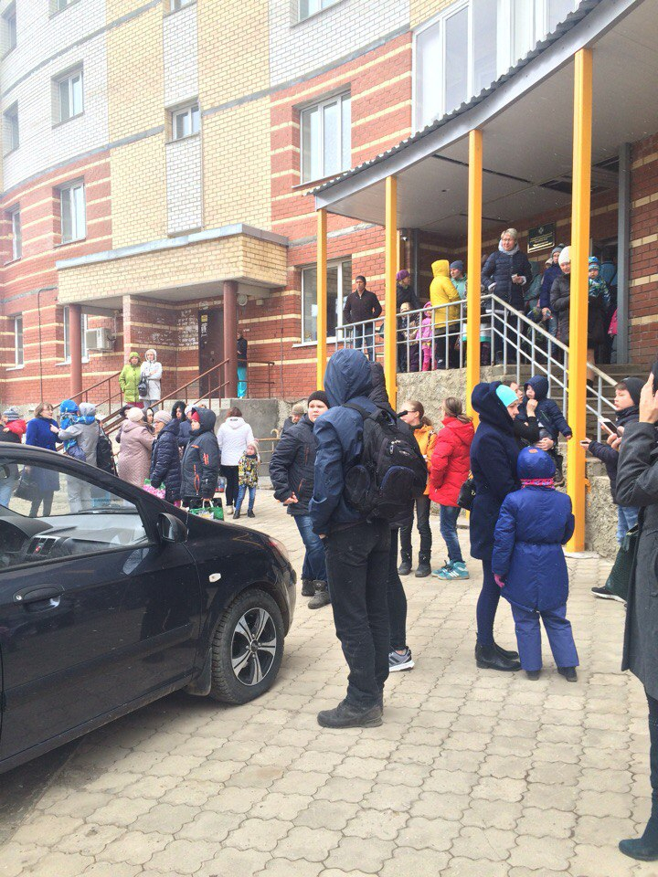 В Сыктывкаре срочно эвакуировали детскую поликлинику №1 (фото)