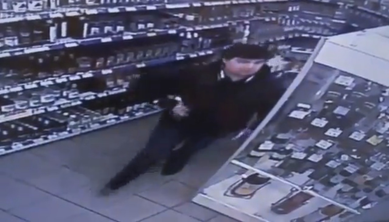 В Коми мужчина украл из магазина водку, но попал в объектив камеры