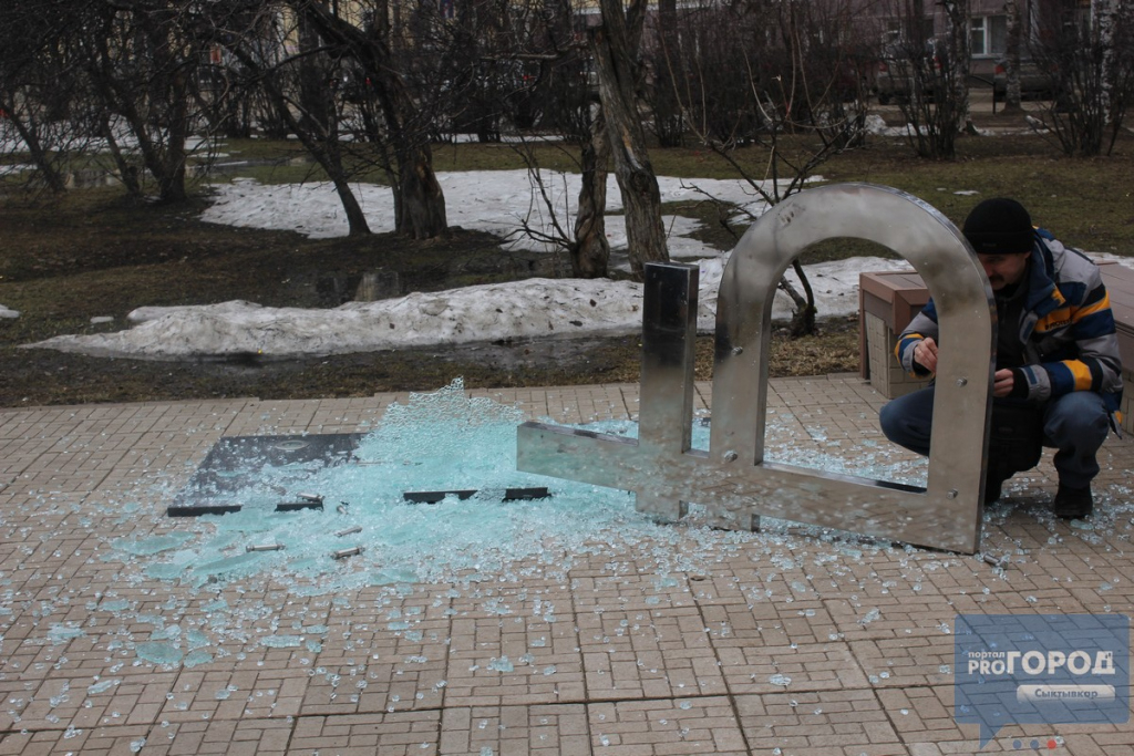 Полиция Сыктывкара расследует уничтожение памятника рублю