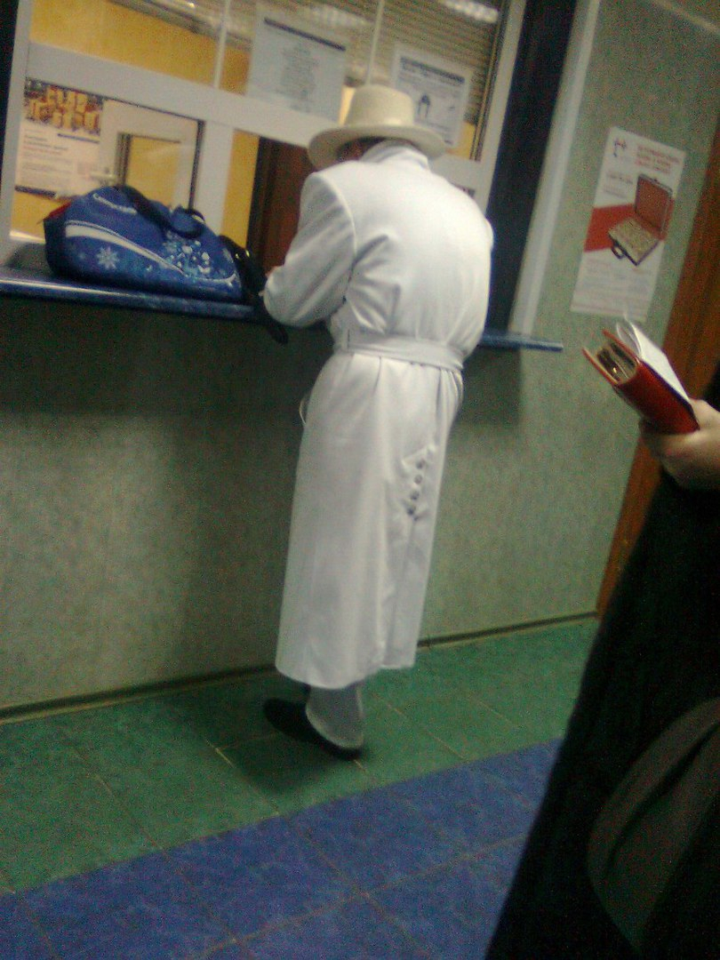В Коми заметили эпатажного мужчину, который круглый год ходит в белом костюме