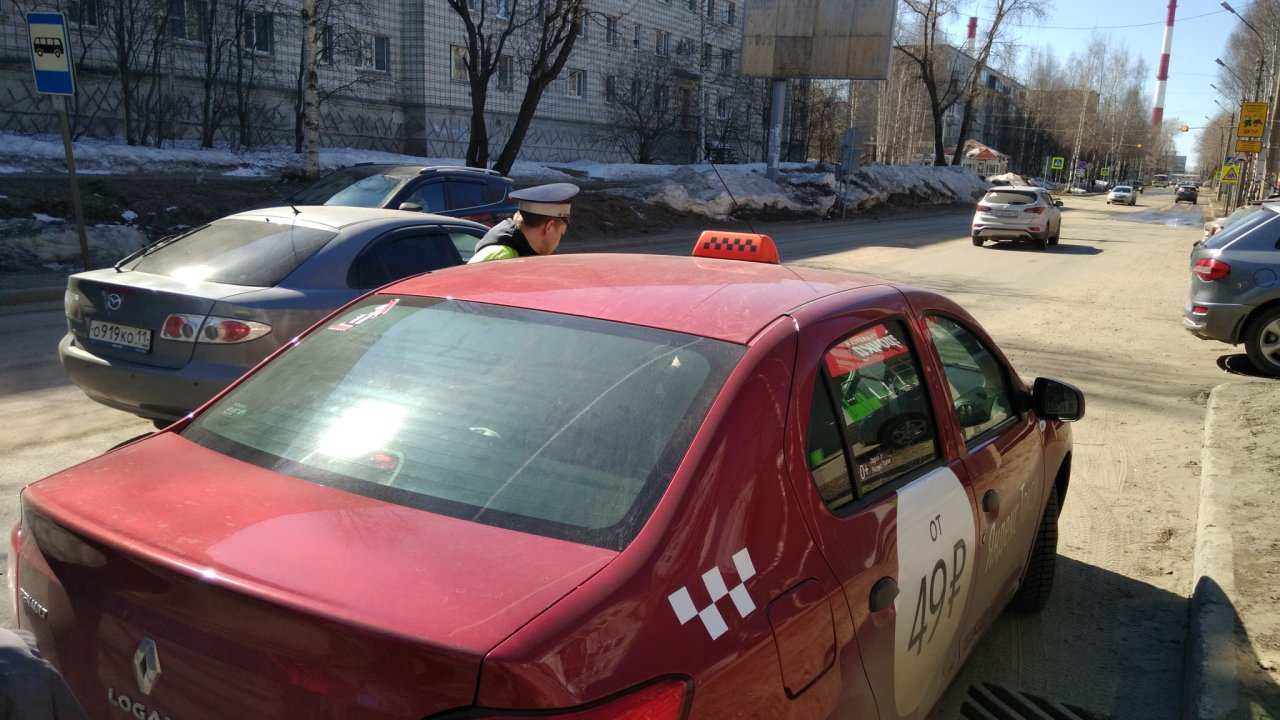В Сыктывкаре автоинспекторы за 5 дней поймали 30 таксистов-нелегалов (фото)