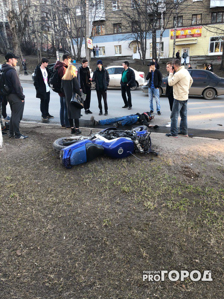 В центре Сыктывкара мотоциклист без прав сбил подростка и вылетел на асфальт (фото)