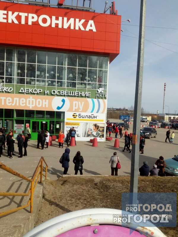 В Сыктывкаре эвакуировали гипермаркет «МебельГрад» (фото)