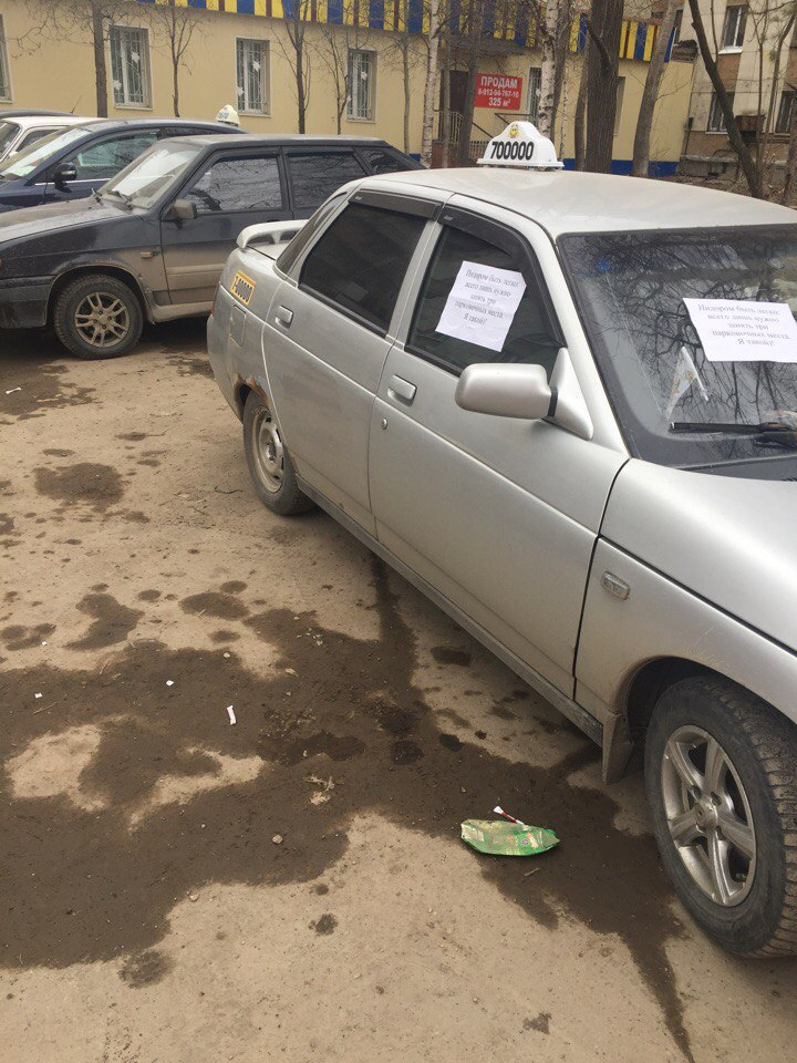 «Стопхам» по-сыктывкарски: горожанин клеит плакаты с матами на лобовые стекла авто (фото)