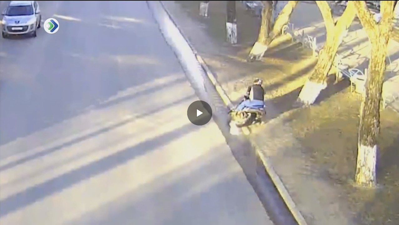 Появилось видео, как в Сыктывкаре мотоцикл сбил человека и влетел в дерево