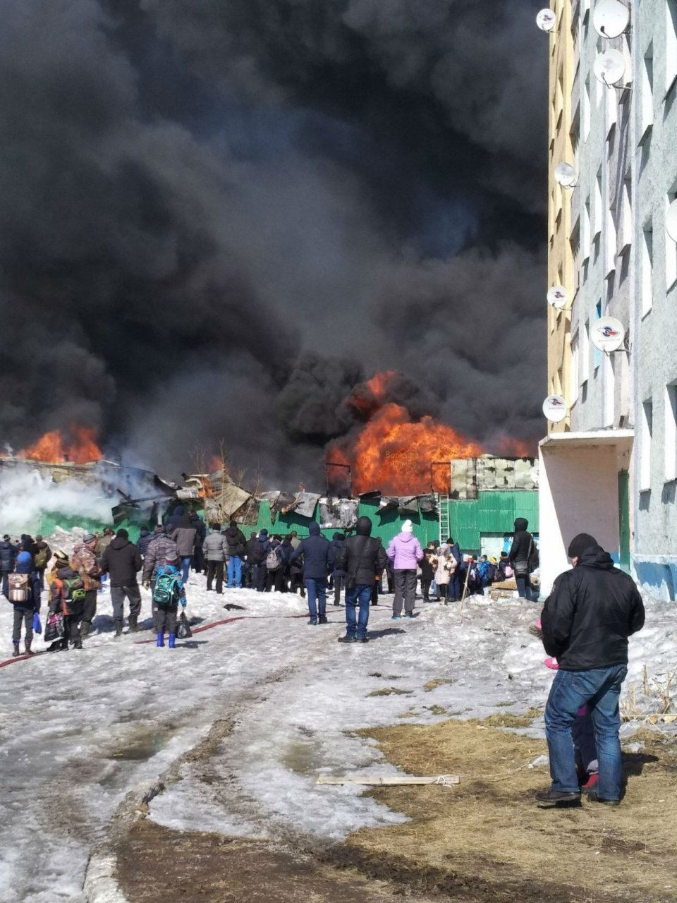 В Коми полыхает магазин автозапчастей: город в дыму, очевидцы слышали взрывы (фото, видео)