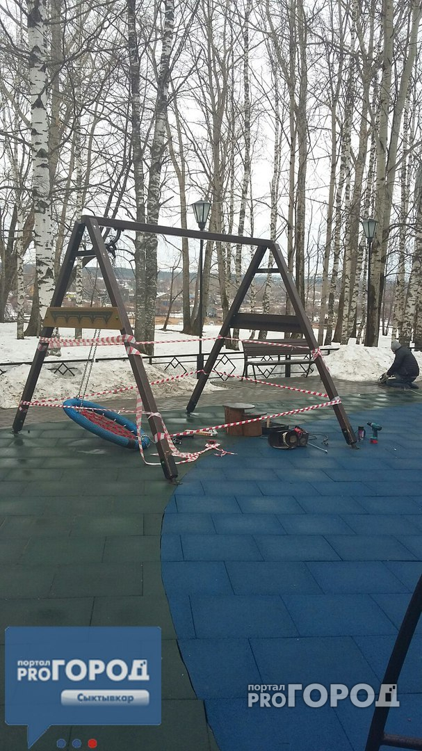 В Сыктывкаре необычные качели в Кировском парке не дают покоя вандалам (фото)