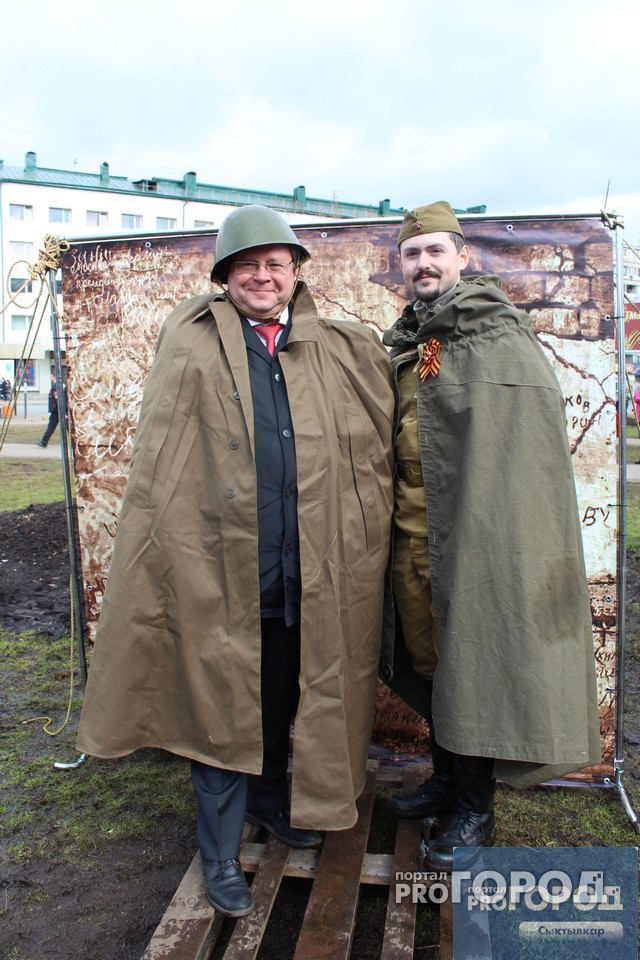 На 9 Мая мэр Сыктывкара Валерий Козлов примерил плащ-палатку и каску (фото)