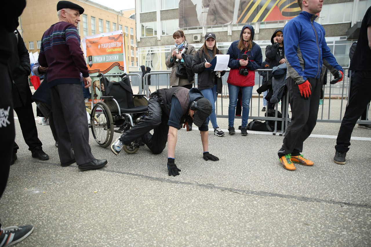 Инвалид-колясочник вместе с жителями Сыктывкара отжался 26 тысяч раз