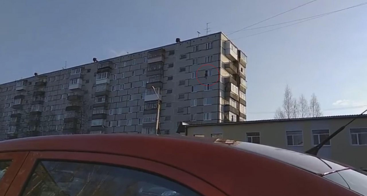 В Сыктывкаре пьяная женщина эпатировала публику на высоте 20 метров (видео)