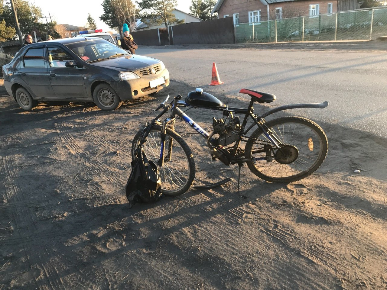 В Коми 22-летняя автоледи на «Рено» сбила пьяного велосипедиста (фото)