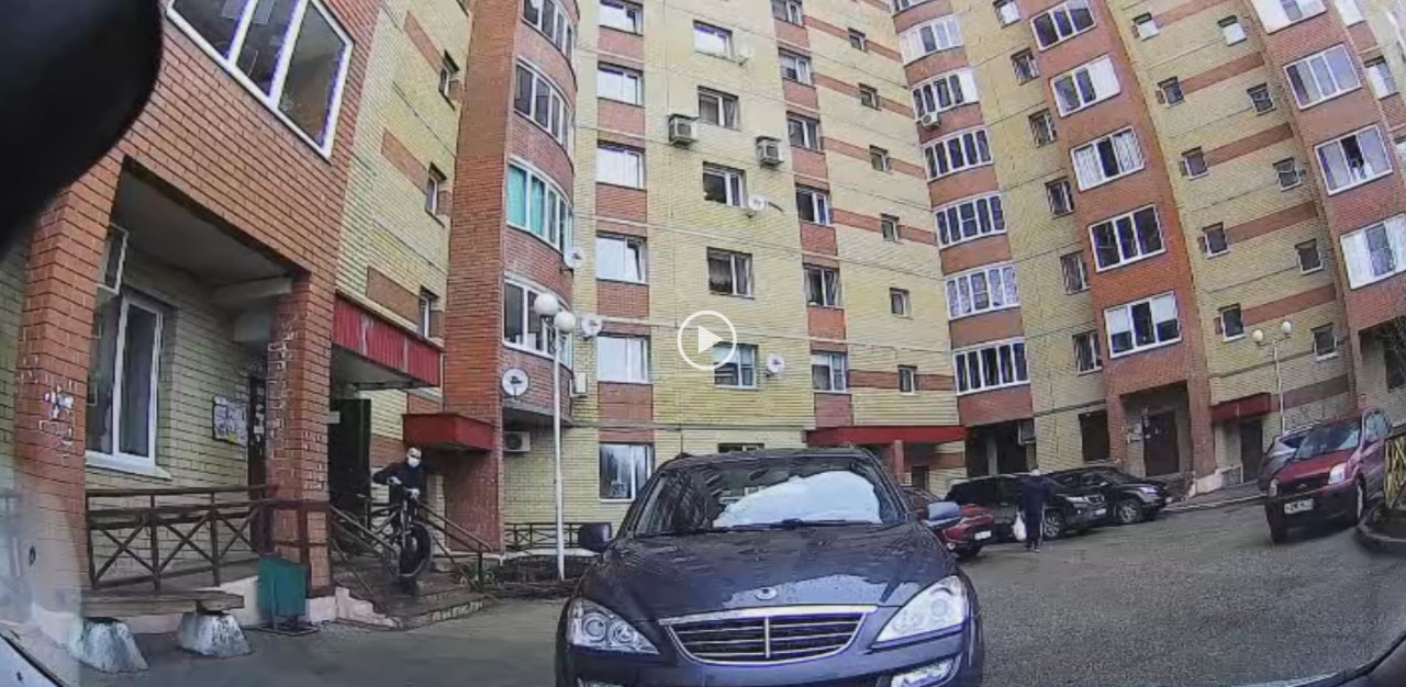 В Сыктывкаре полиция разыскивает двух преступников, которых засняла камера наблюдения