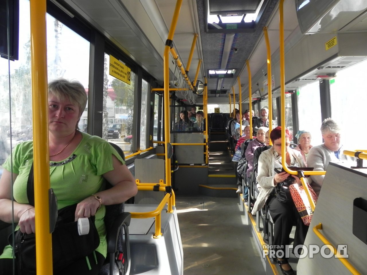 В автобусах Сыктывкара начал действовать безналичный расчет по карте