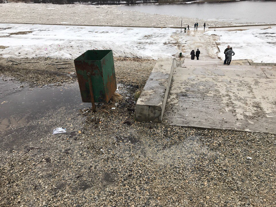 Набережную в Сыктывкаре разрушают потоки талой воды (фото)