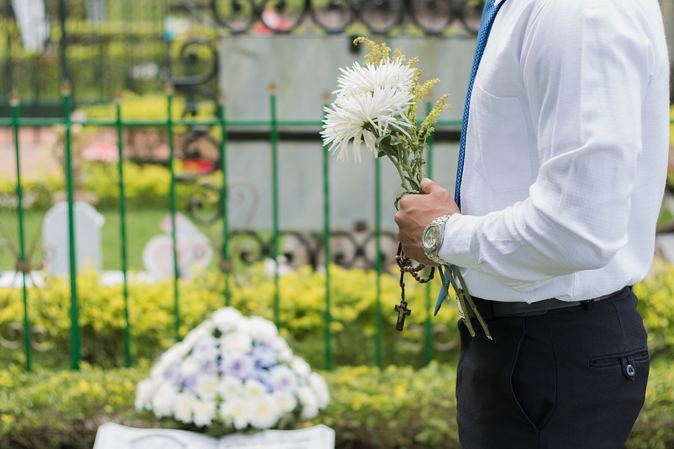 Могут ли помочь ритуальные агенты в организации похорон и стоит ли к ним обращаться?