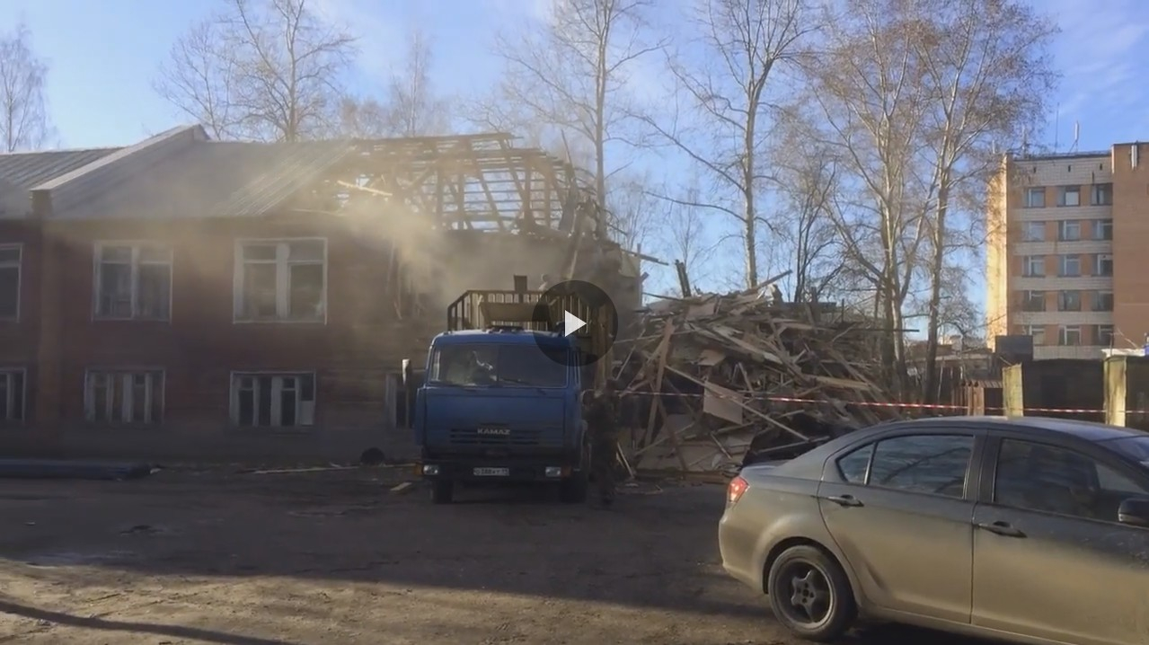 В центре Сыктывкара снесли двухэтажный деревянный дом (видео)