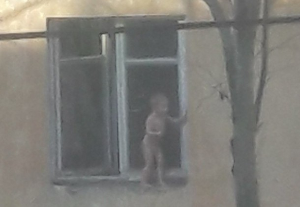 В Сыктывкаре малыш играл на подоконнике открытого окна (фото)
