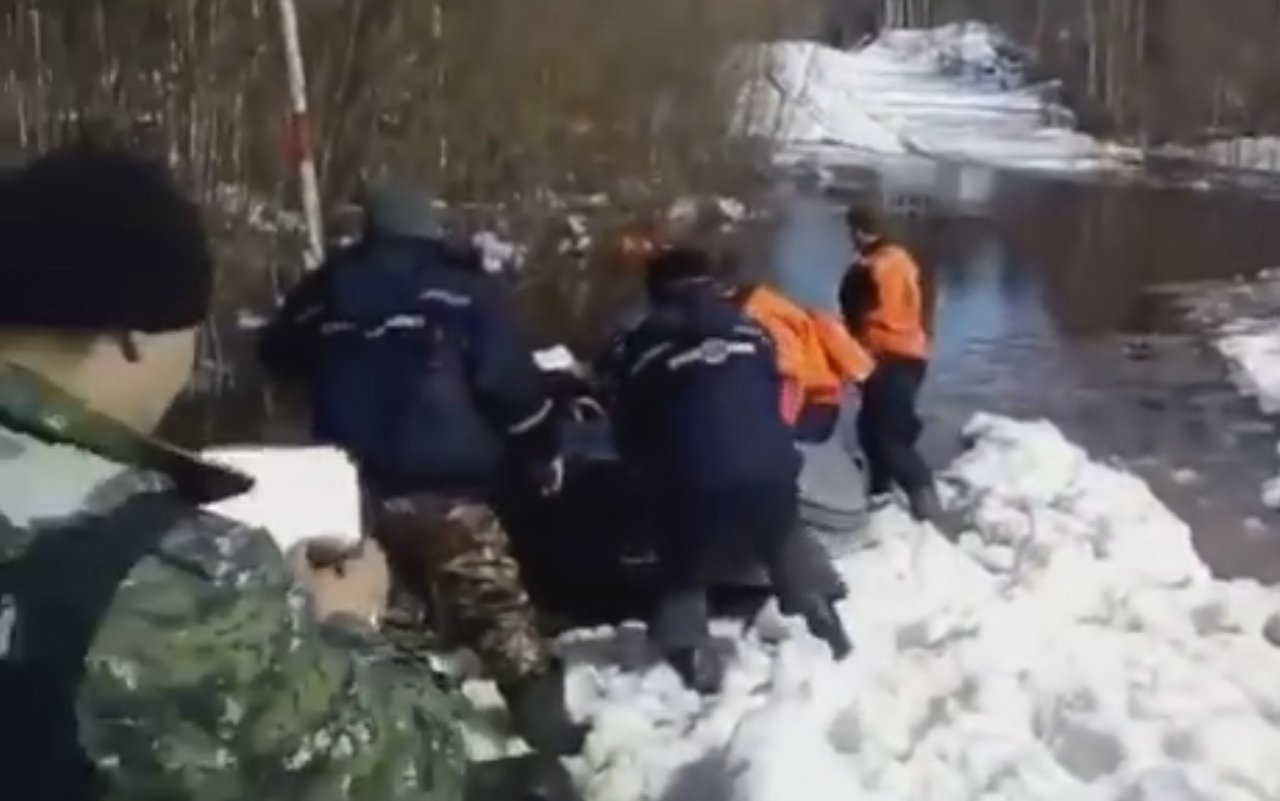 Появилось видео с места ЧП в Коми, где утонул вездеход с семью пассажирами