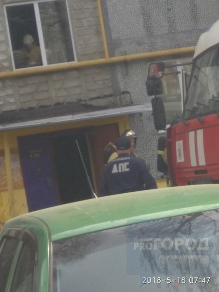 Появились фото с пожара в жилом доме в центре Сыктывкара