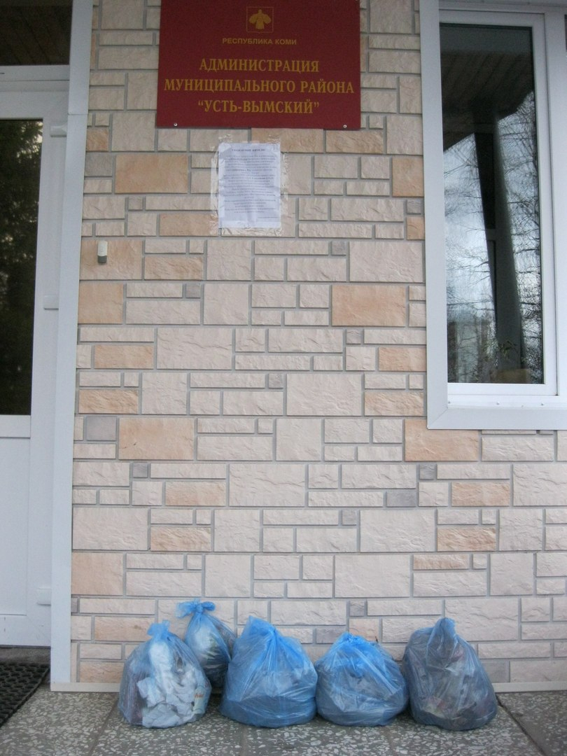 В знак протеста: жители села в Коми выносят мешки с мусором на крыльцо администрации
