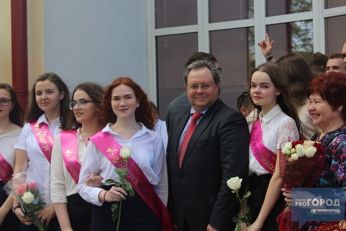 В Сыктывкаре мэр пришел на последний звонок к выпускницам Женской гимназии (фото)