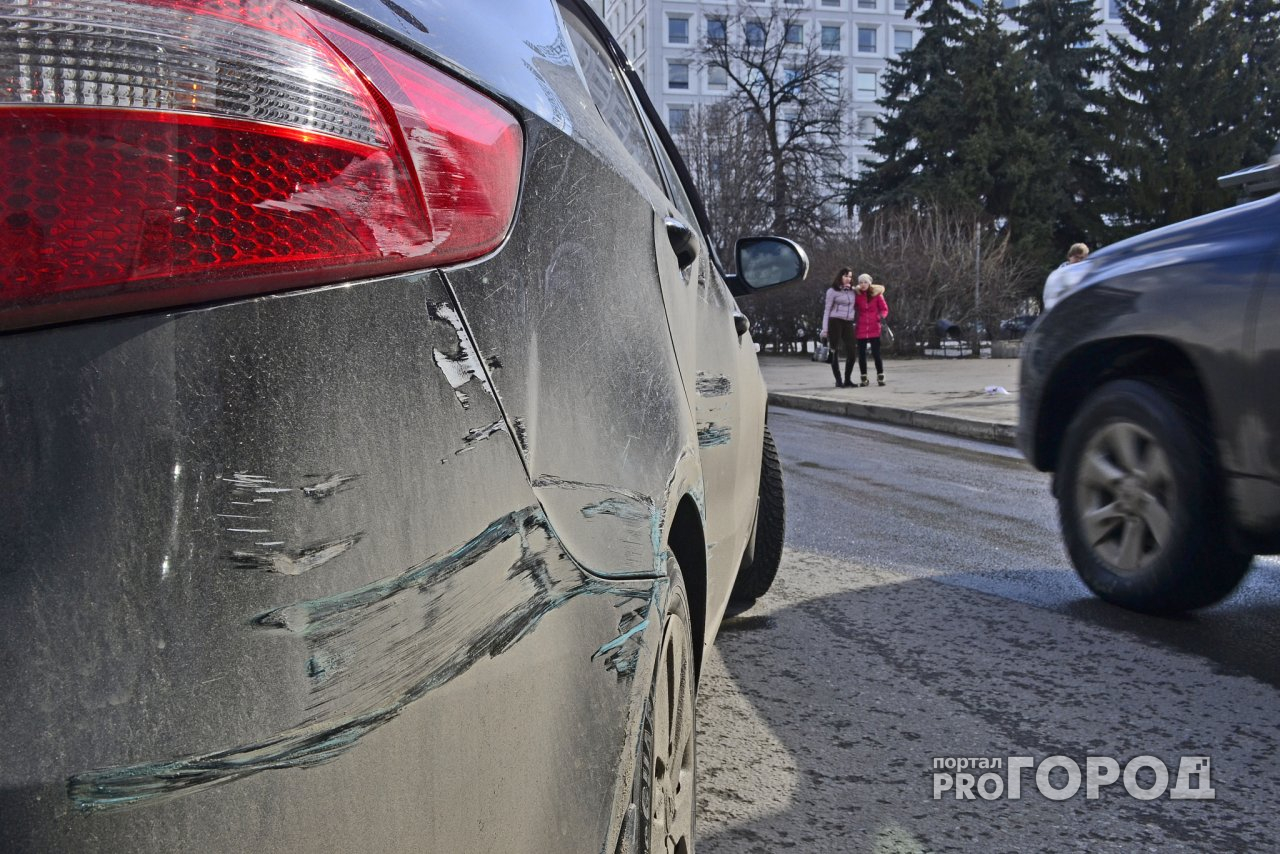 Автомобильный маньяк в Сыктывкаре повредил сразу 14 машин