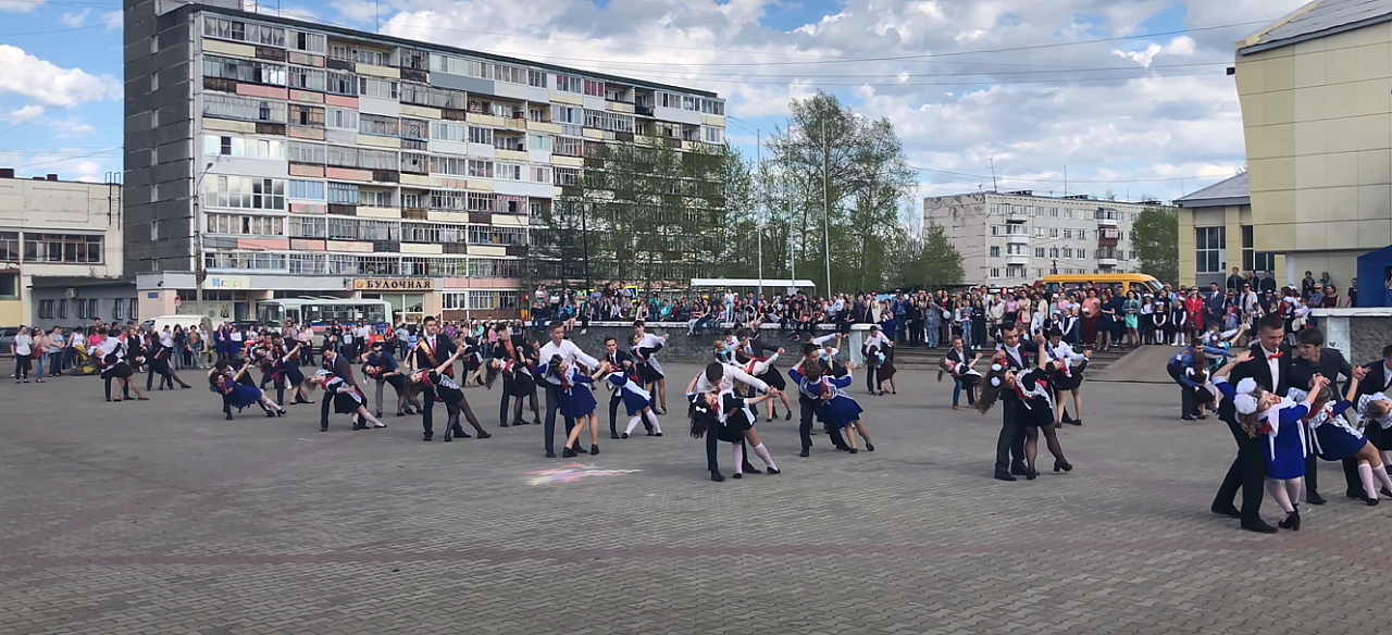 В Сыктывкаре выпускники устроили флешмоб под русский рэп (видео)