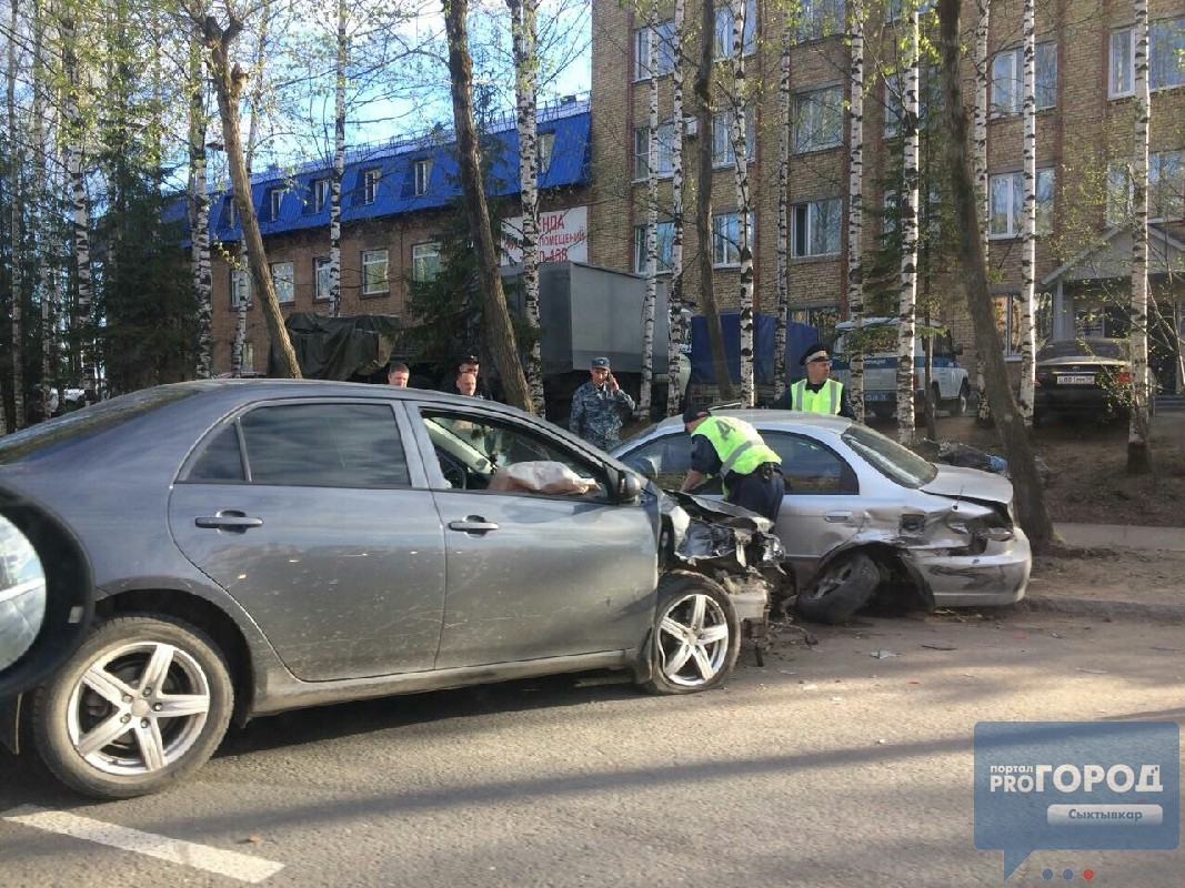 В Сыктывкаре опытный водитель «Тойоты» протаранил три иномарки (фото)
