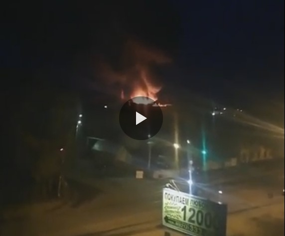 Очевидцы сняли на видео крупный пожар возле сыктывкарского пивзавода