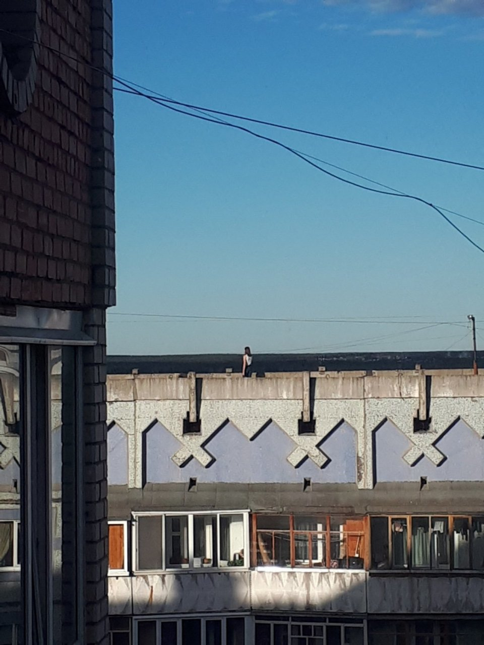 В Сыктывкаре девушка рисковала жизнью на крыше многоэтажки (фото)