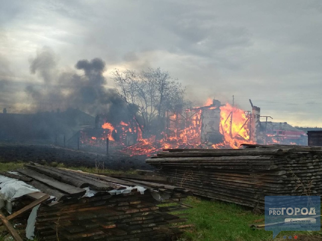 Появились фото с пожара в Коми, где полностью сгорел жилой дом
