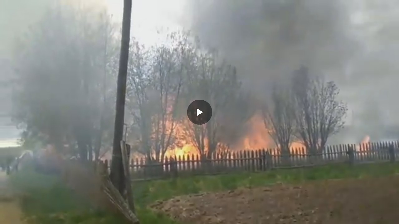 Очевидцы сняли на видео, как жители Коми тушили ведрами крупный пожар
