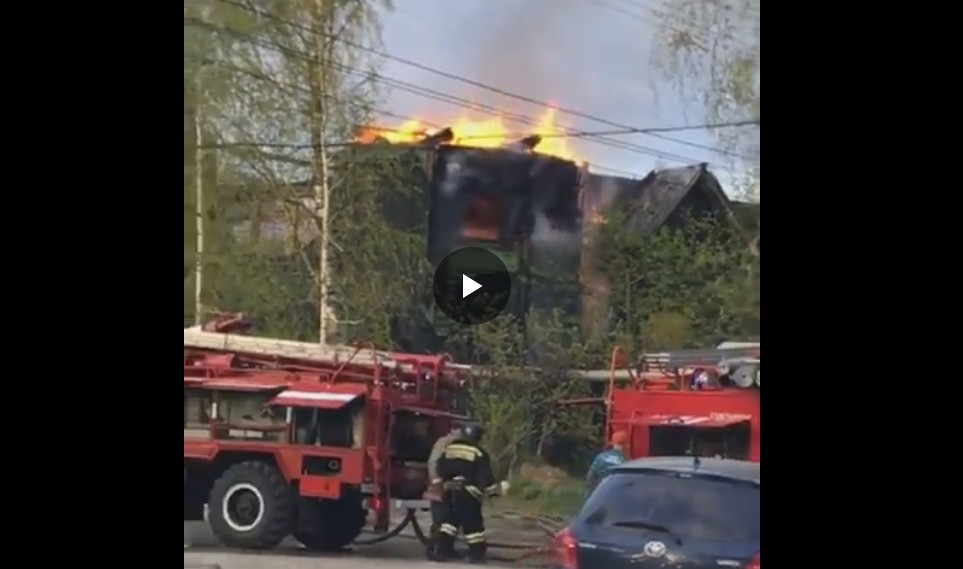 Появились видео крупного пожара на объекте культурного наследия в Сыктывкаре