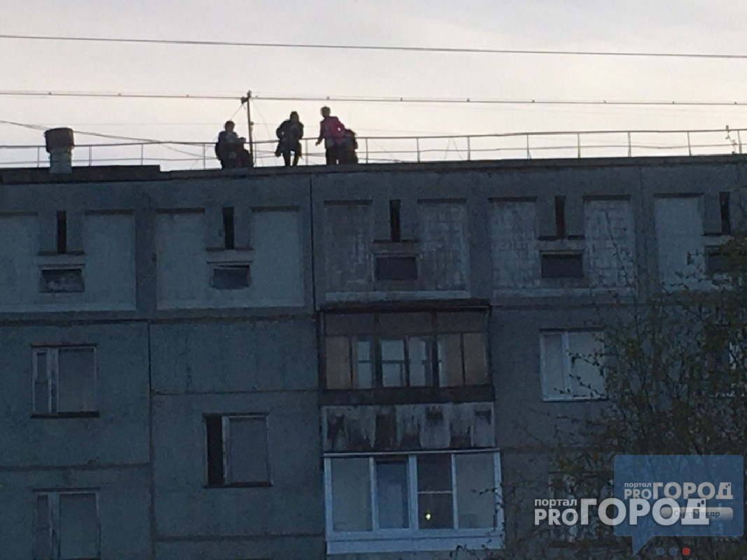 В Сыктывкаре дети перелезали через ограждения на краю крыши многоэтажки (видео)