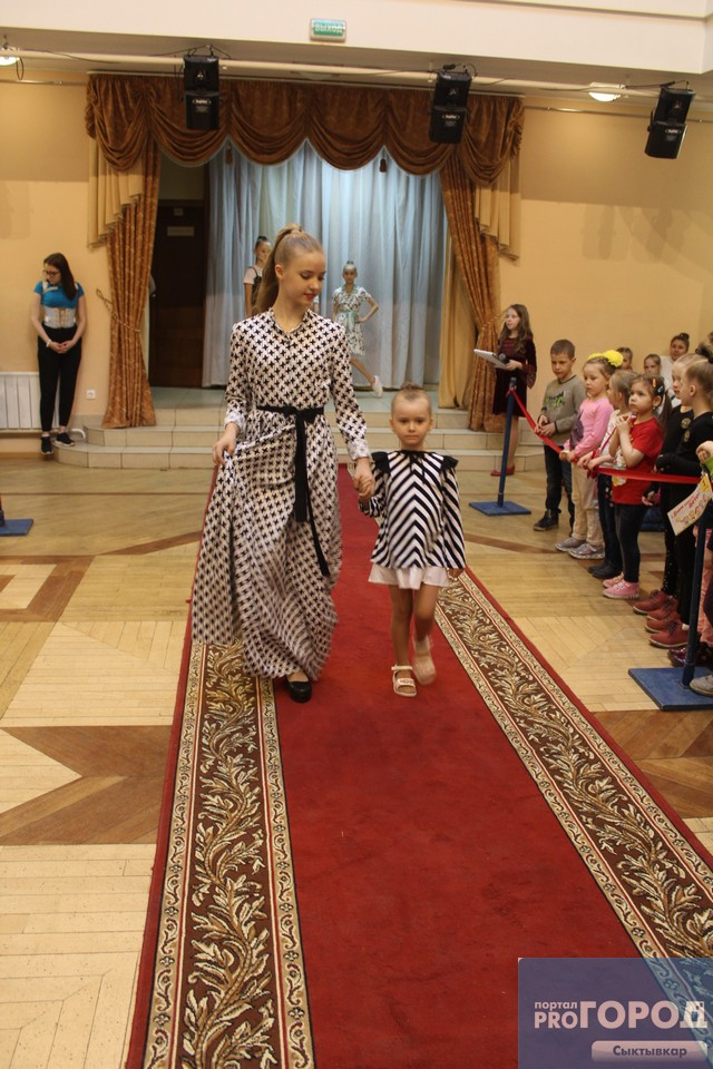 В Сыктывкаре прошел модный показ для мам и дочек, которые одеваются одинаково (фото)