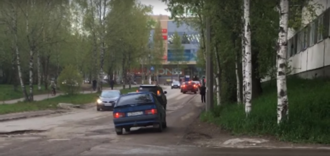 Сыктывкарские автомобилисты вынуждены объезжать «убитую» дорогу по тротуару (видео)