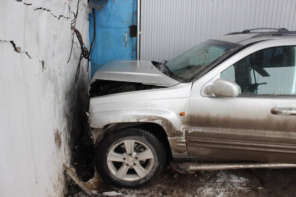 В Коми внедорожник протаранил с разгона кирпичную стену (фото, видео)