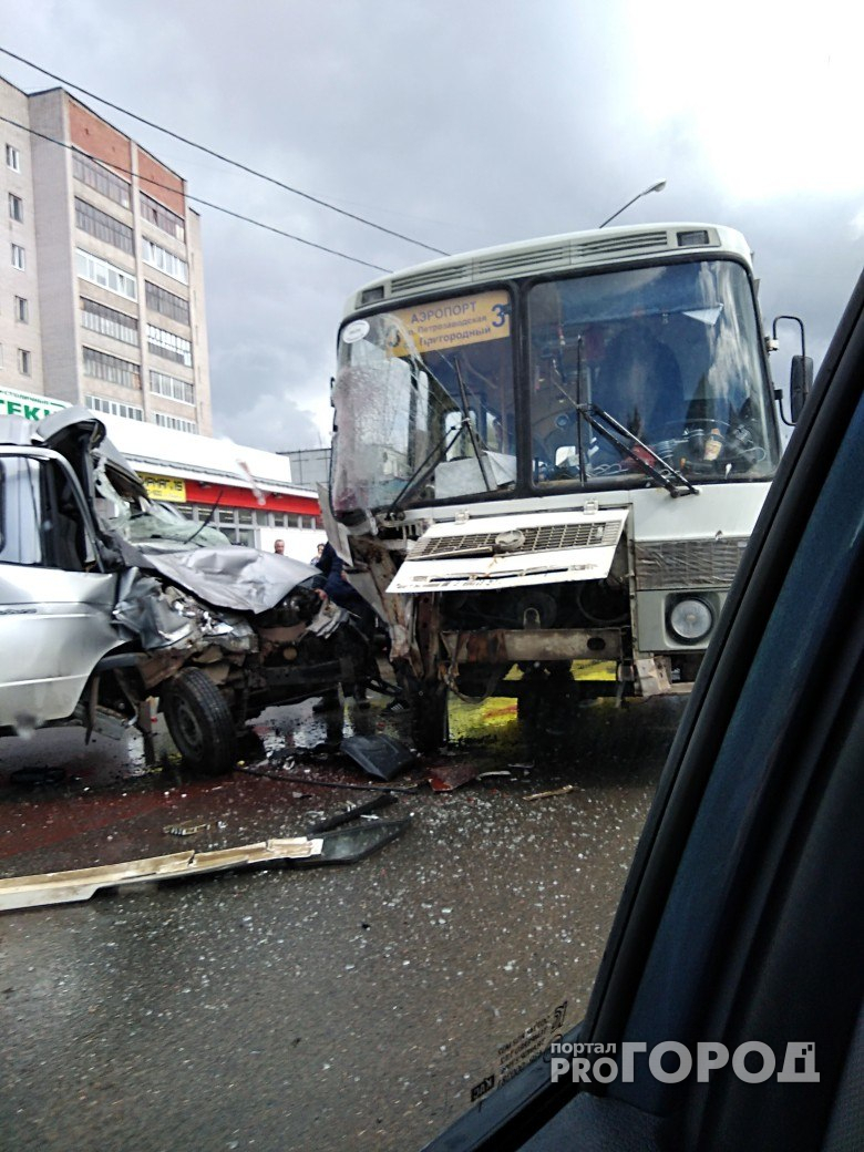 В Сыктывкаре грузовик вылетел на «встречку» и врезался в автобус с пассажирами (фото)