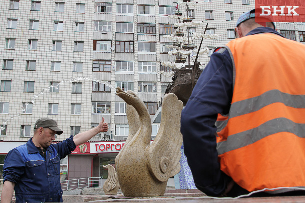 Лебедей на фонтанах у «Детского мира» в Сыктывкаре переделали