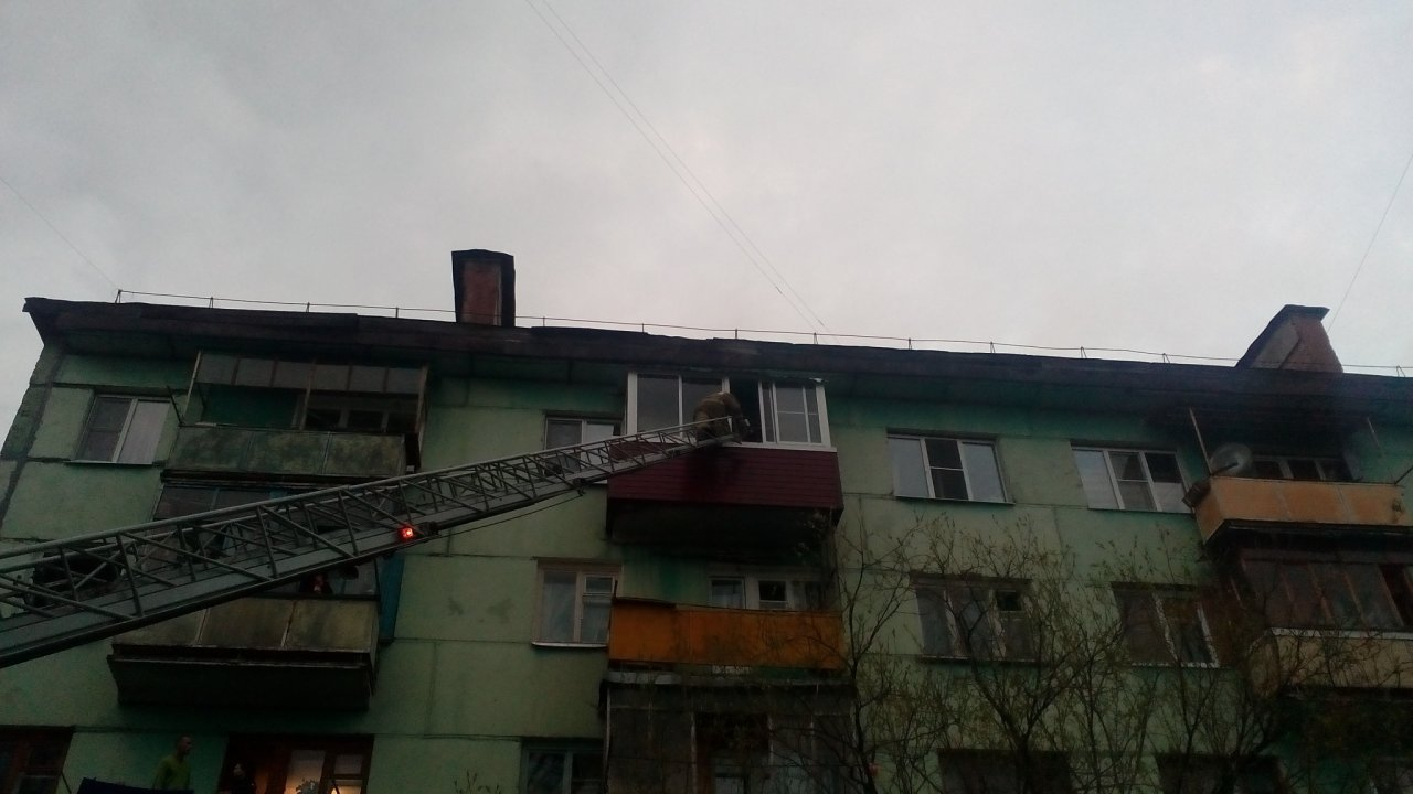 В Коми на пожаре семь человек оказались в ловушке на балконе (фото)