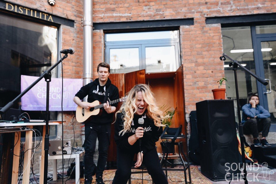 Сыктывкарка с необычной манерой исполнения собирает толпы зрителей в Питере (фото, видео)