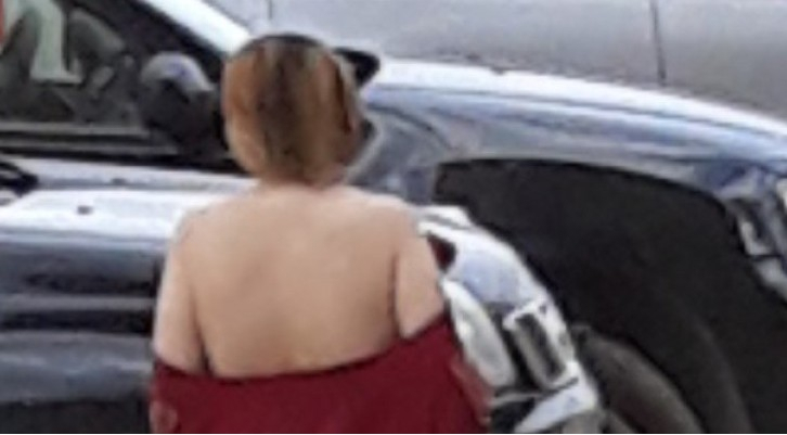 В Коми неадекватная девушка ходит по улицам и показывает людям грудь (видео)