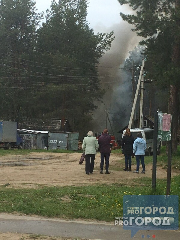 В Сыктывкаре возле здания школы произошел пожар (фото)