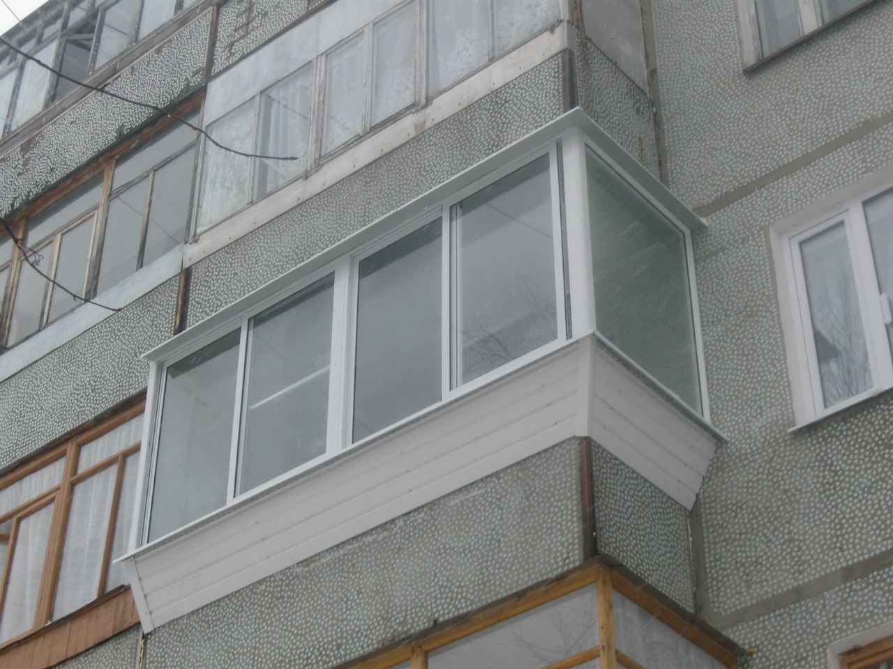 Остекляем балкон. Что лучше использовать в Сыктывкаре: пластик или алюминий?