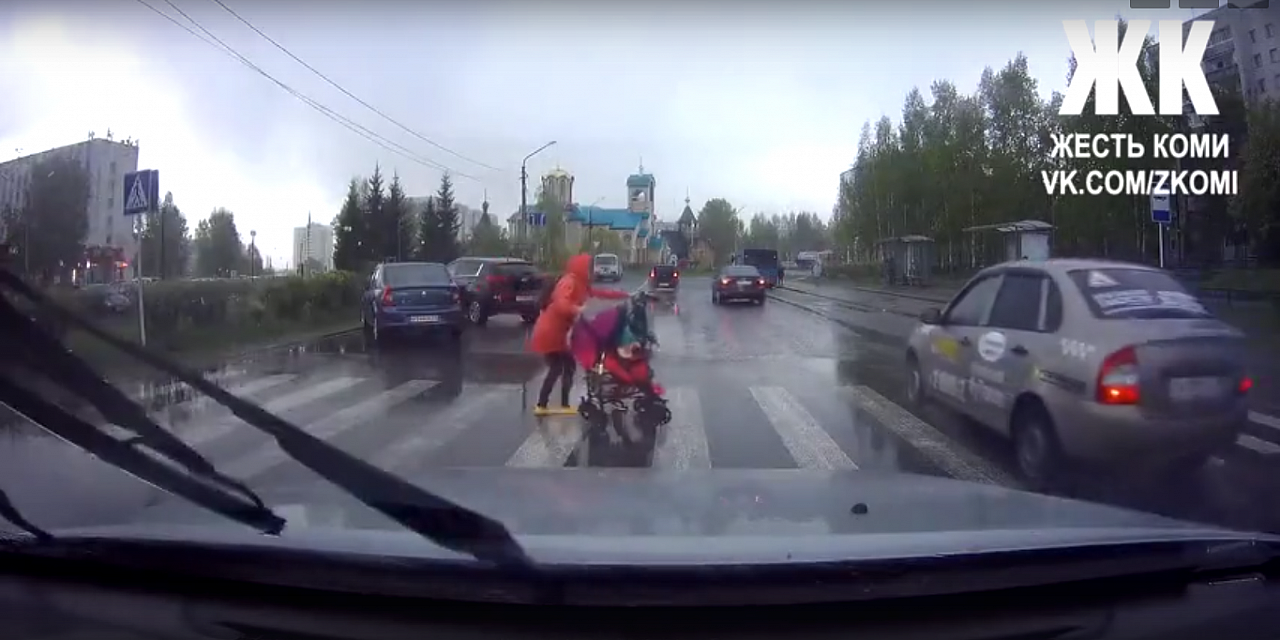 В Сыктывкаре мать спасла своего ребенка от смерти под колесами авто (видео)